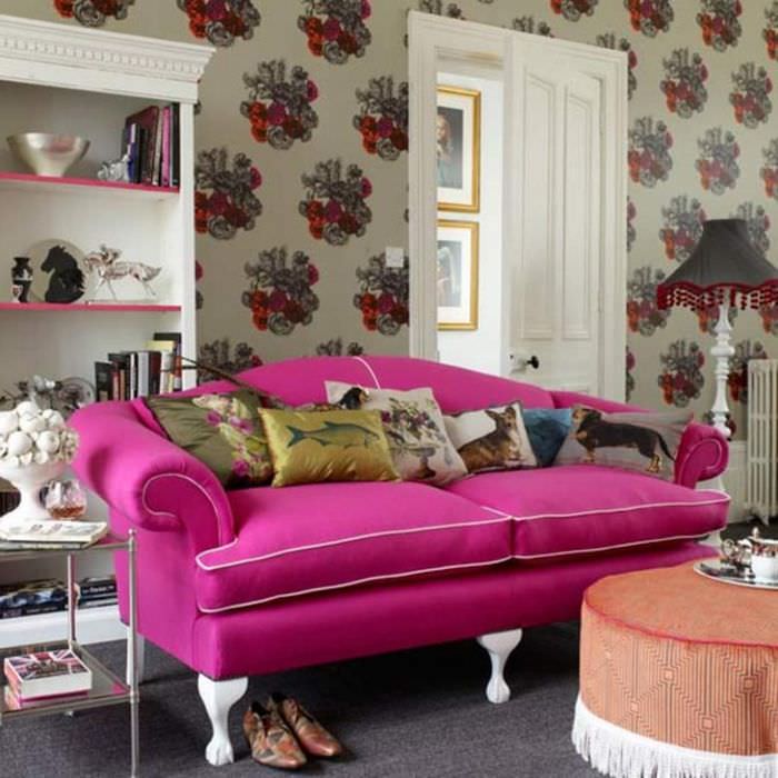 Klassisches Sofa mit rosa Polsterung