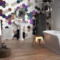 Die Badezimmerwand mit buntem Mosaik dekorieren