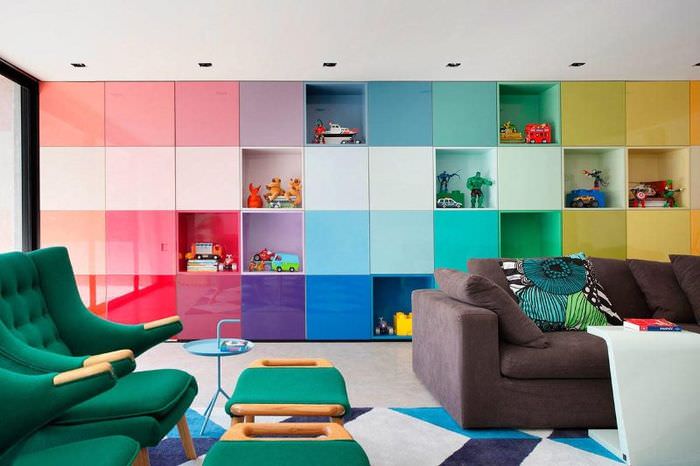 Modulární stěna vícebarevných kostek v obývacím pokoji