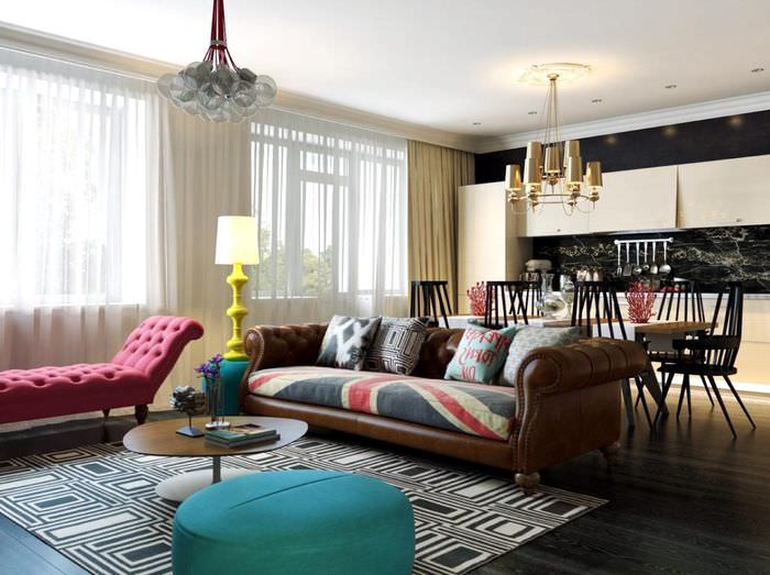 Dva lustry různých stylů na stropě obývacího pokoje ve stylu kýče