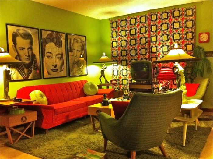 Červená pohovka a portréty v obývacím pokoji ve stylu kýčovitého lumpenu