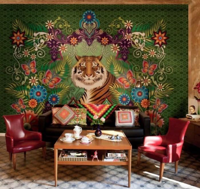 Tygří koberec na obývací stěně ve stylu kýče
