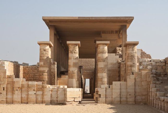 Primele coloane din istoria omenirii, conservate în Egipt