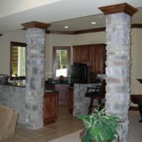 Coloane din piatră naturală în bucătăria unei case private