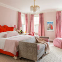 Ροζ υπνοδωμάτιο εσωτερικό με κλασικό πολυέλαιο