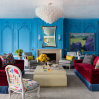סלון עם קירות כחולים וספה בורדו