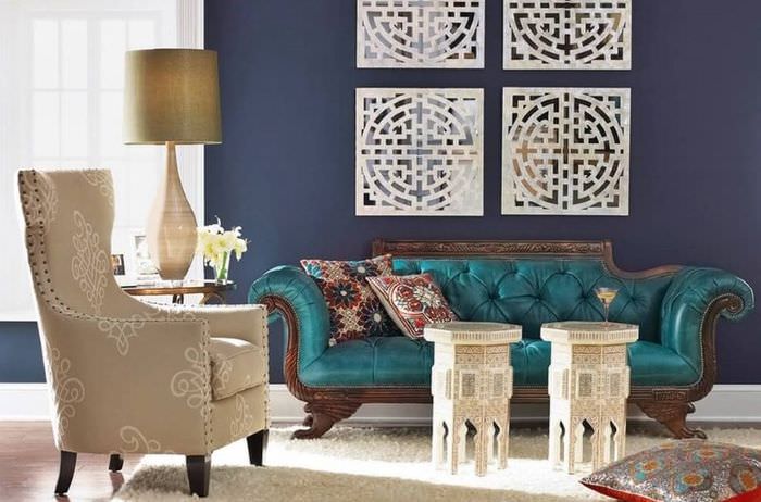 Πουφ, πολυθρόνα και καναπές στο σαλόνι του Μαρόκου