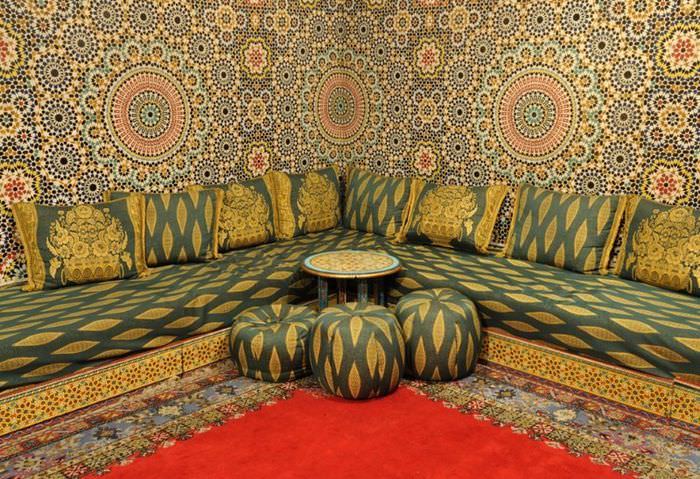 Γωνιακός καναπές με φωτεινή επένδυση στο εσωτερικό του μαροκινού στιλ
