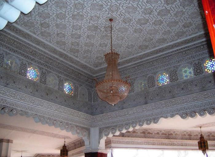 Katto marokkolaiseen tyyliin maalaistalon olohuoneessa