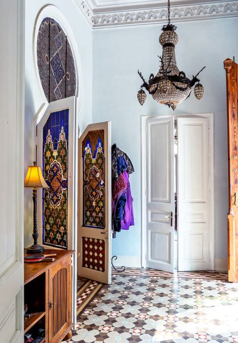 Πόρτες με βιτρό παράθυρα στο διάδρομο του μαροκινού στυλ