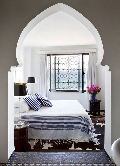 Pieni marokkolaistyylinen makuuhuone, jossa kaari