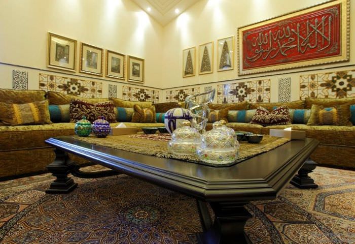 Marokkolainen sohvapöytä olohuoneessa
