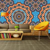 Marokon mosaiikki olohuoneen sohvan yläpuolella