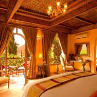 Makuuhuoneen sisustus omakotitalossa marokkolaiseen tyyliin