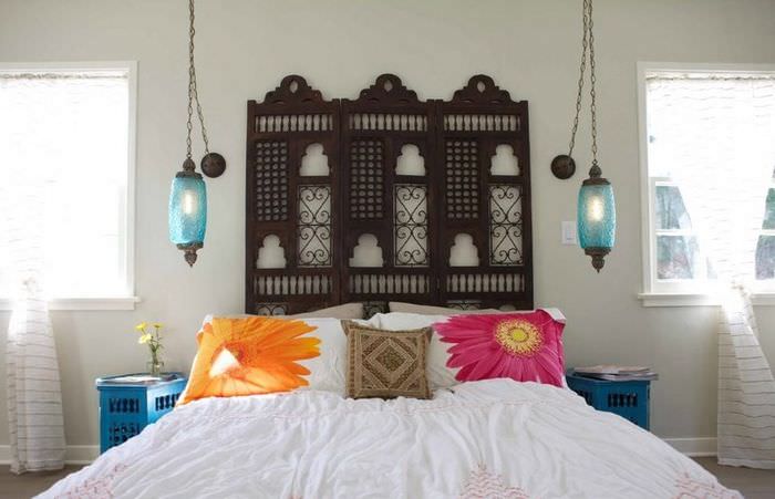 Makuuhuoneen sisustus kirkkailla marokkolaisilla tyynyillä