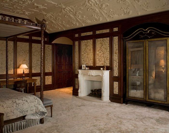Дизайн на спалня в готически стил с декорация за формоване