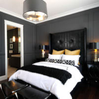 Λευκά καλούπια και σκούρο γκρι τοίχοι στο υπνοδωμάτιο