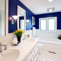 Blaue Farbe im Inneren des Badezimmers