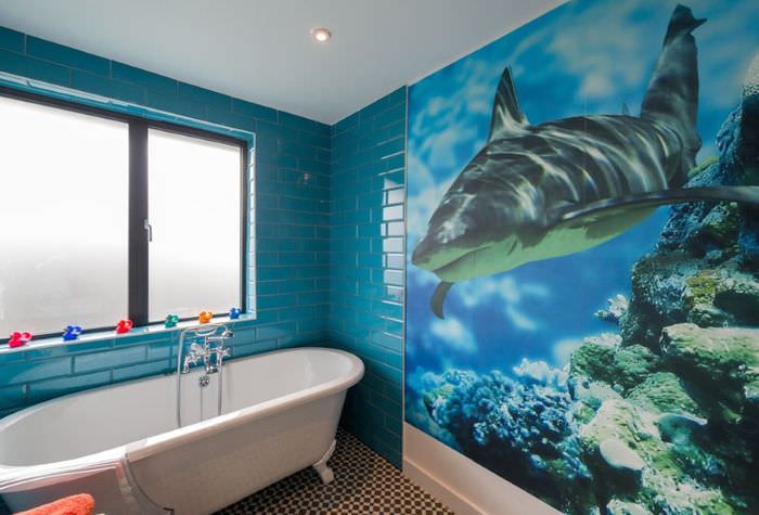 Delfin auf der Fototapete im Badezimmer
