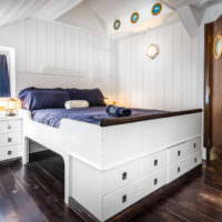 Bett mit Schubladen im nautischen Interieur
