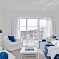 Die Kombination von Blau mit Weiß im Wohnzimmer des Marine-Stils