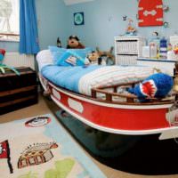 Bett in Form einer Yacht im Jungenzimmer