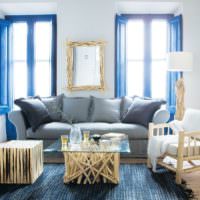 Blaue Fensterrahmen im Wohnzimmer eines Privathauses