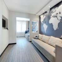 Die Wände im Wohnzimmer mit einem maritimen Thema dekorieren