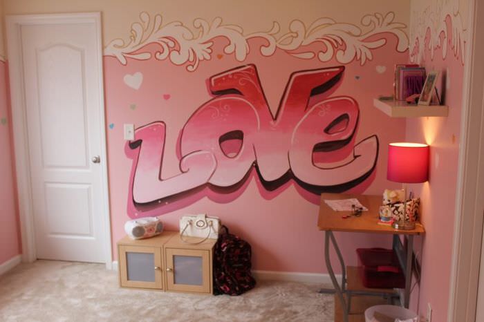 Kirjoitus vaaleanpunaisilla sävyillä tytön huoneen seinällä