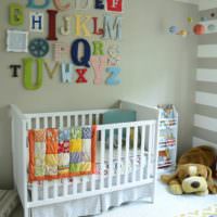 Красиви букви над креватчето на новородено