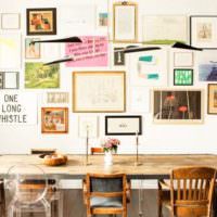 زخرفة الجدار فوق مائدة الطعام بالنقوش واللوحات