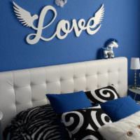 Стенна декорация с букви в романтична спалня