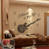 Fali dekoráció feliratokkal a fiatal zenész szobájában