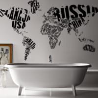 Världskarta på badrumsväggen