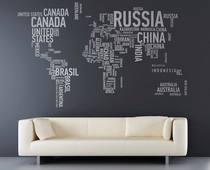 Надписи под формата на карта над дивана в хола