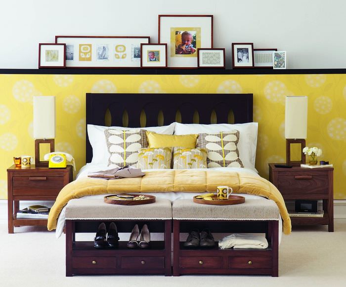 טפט צהוב-לבן בפנים חדר השינה