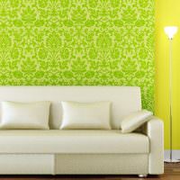 Combinația de tapet verde cu un perete galben