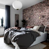 Dormitor cu tapet din cărămidă pe un perete de accent