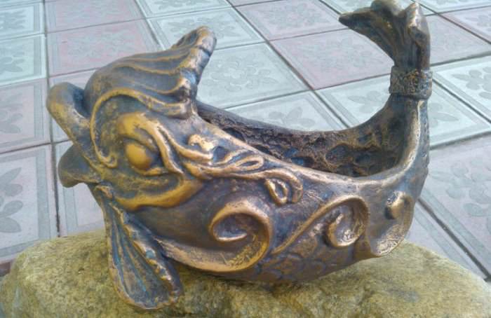 تمثال زخرفي مصنوع من الورق المعجن على شكل سمكة خرافية
