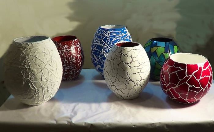 Dekorativní vázy z papírové hmoty na stole v obývacím pokoji