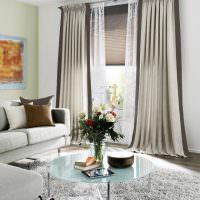 Kombination af persienner med gardiner i en lys stue