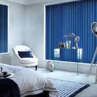 Blå persienner i sovrummet i en stadslägenhet