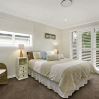 Hvide persienner i et rustikt soveværelse