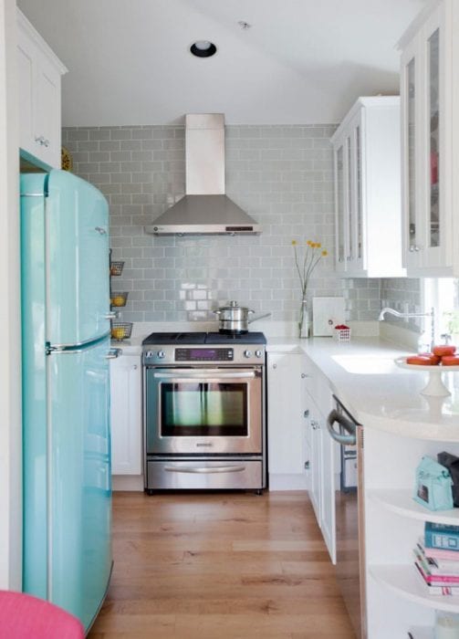blått kjøleskap på kjøkkenet