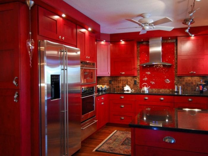 kirkkaan punainen keittiö