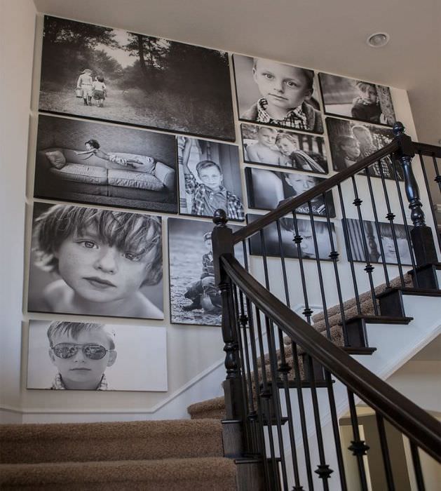 Διακόσμηση τοίχου σκάλας με φωτογραφίες