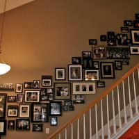 Trappa med fotografier i ett privat hus