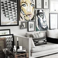 Dekorera väggen ovanför soffan med affischer och fotografier