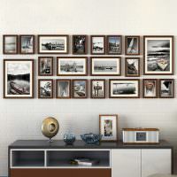 Συλλογή φωτογραφιών στον τοίχο του σαλονιού