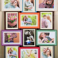 Familjefotografier i färgglada ramar